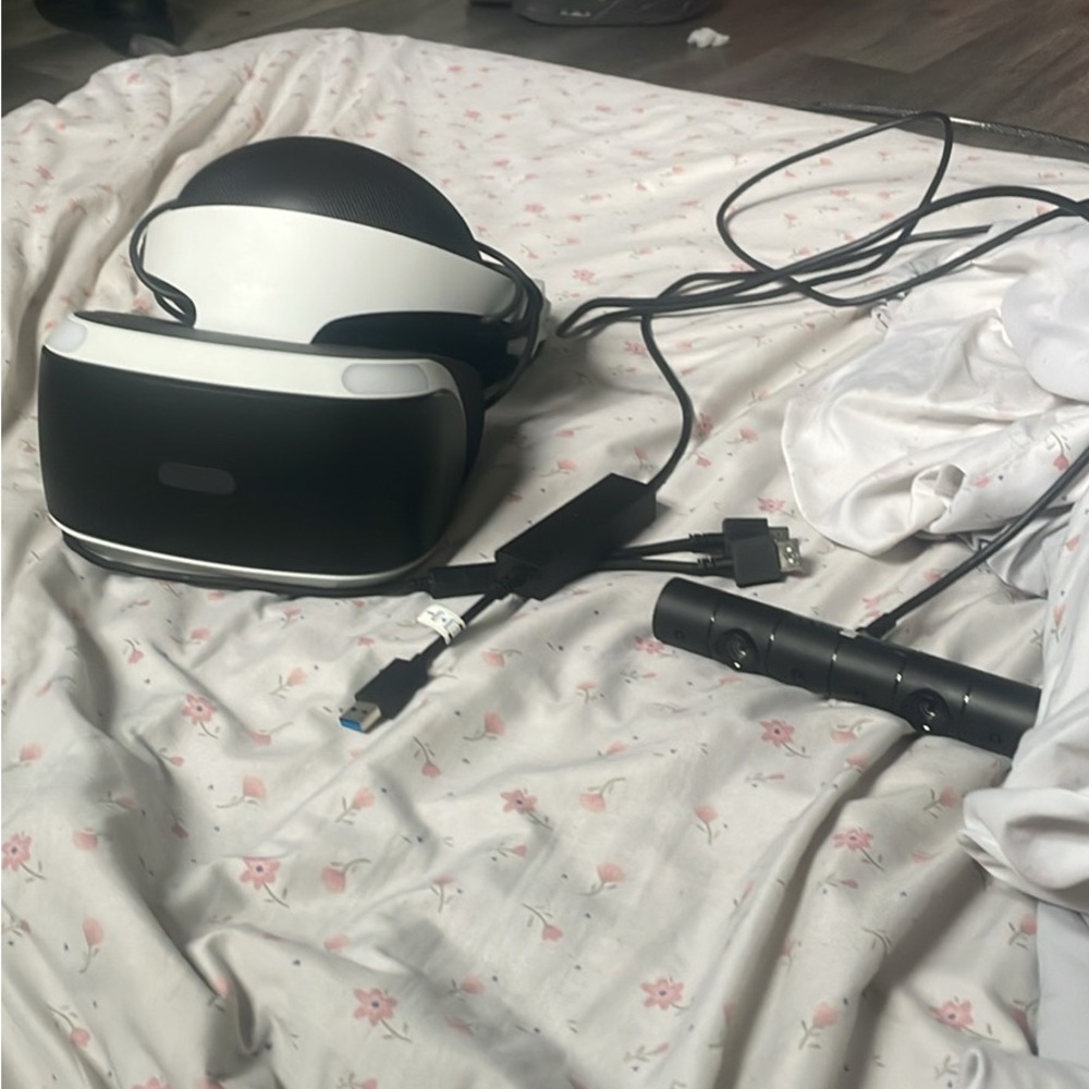 VR Headset with Camera - Black and White